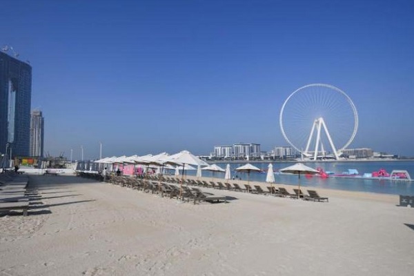 أحد الشواطئ في دبي إبان أزمة تفشي فيروس كورونا