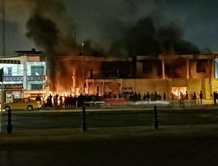 متظاهرون محتجون يحرقون مقرا لمليشيا عصائب أهل العراق بجنوب البلاد