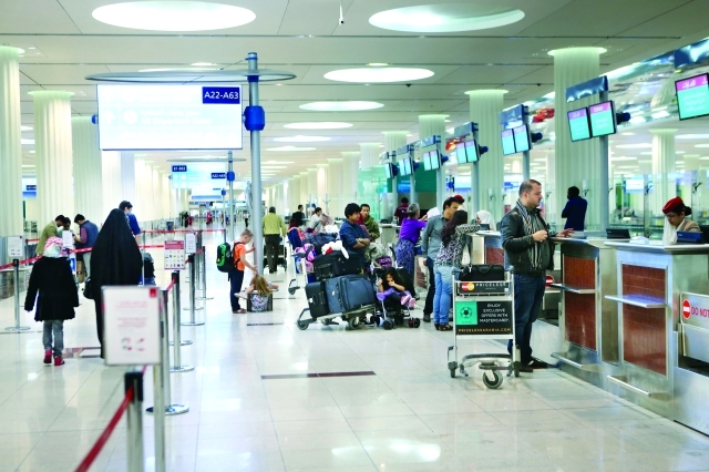 مسافرون في مطار دبي