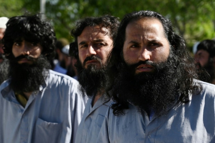 سجناء من حركة طالبان في سجن باغرام المجاور للقاعدة الجوية الأميركية في باغرام 
