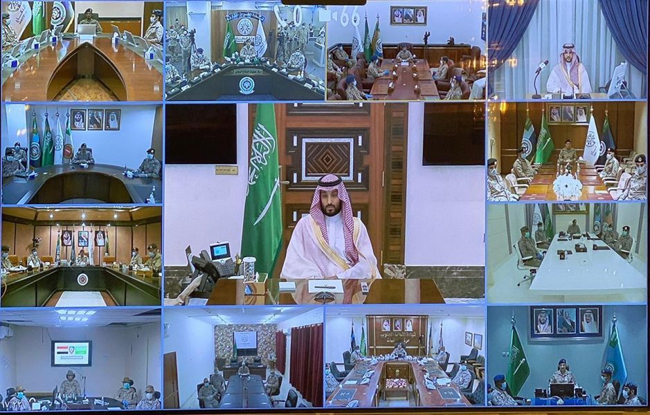 ولي العهد السعودي متحدثا إلى كوادر وزارة الدفاع عبر تقنية الفيديو المرئي