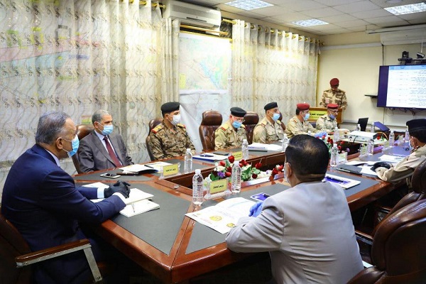 الكاظمي خلال اجتماعه مع القيادات العسكرية