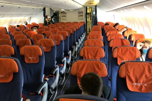 مقاعد فارغة على متن طائرة إيروفلوت على وشك المغادرة من مطار بكين في رحلة إلى موسكو
