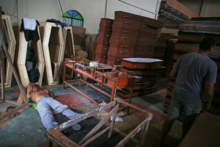 عامل يستريح في ورشة لصنع التوابيت في ماناوس بالبرازيل 