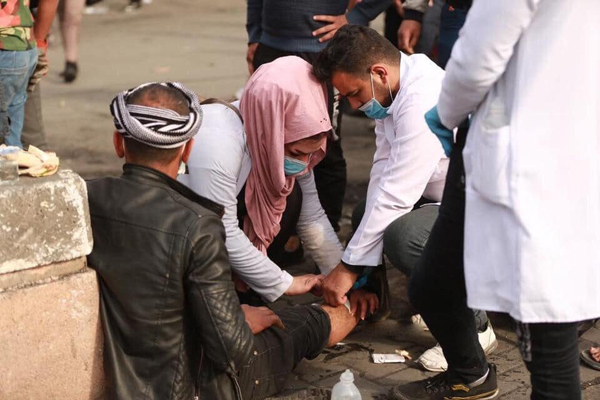 إسعاف متظاهر عراقي أصيب برصاص قوات الأمن والميليشيات المرافقة لها في وسط بغداد اليوم
