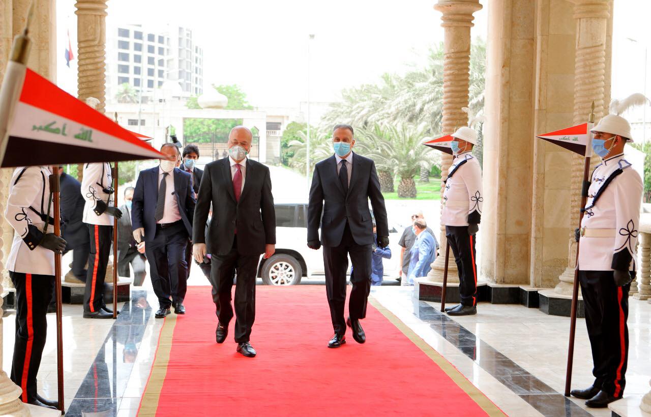 الكاظمي وبرهم صالح خلال اجتماعهما في القصر الرئاسي ببغداد