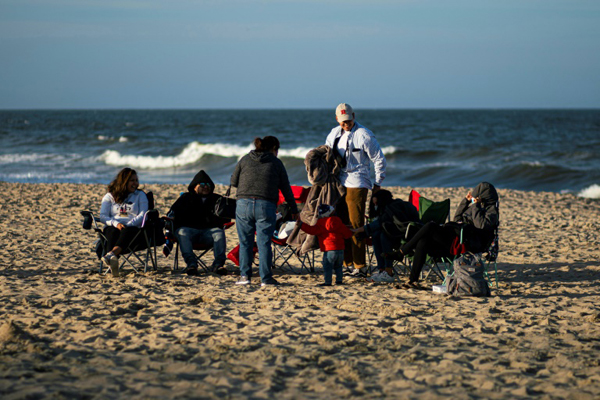 مجموعة من الاشخاص على شاطئ لونغ برانش في ولاية نيوجرزي في 24 مايو 2020