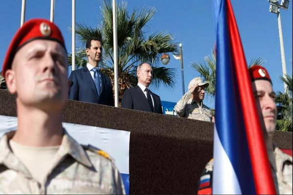  بوتين في قاعدة حميميم السورية والى جانبه بشّار 2017- صورة من الكرملين