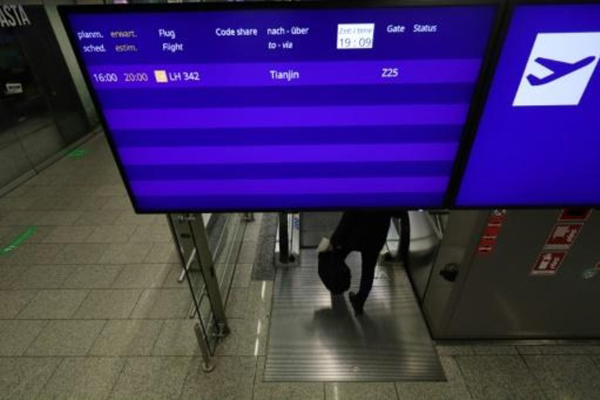 شاشة في مطار فرانكفورت في شرق ألمانيا تُظهر رحلة شركة لوفتهانزا إلى تيانجين في الصين في 29 مايو 2020
