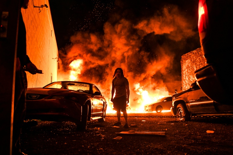 احراق سيارات في مينيابوليس احتجاجا على مقتل المواطن الاسود جورج فلويد