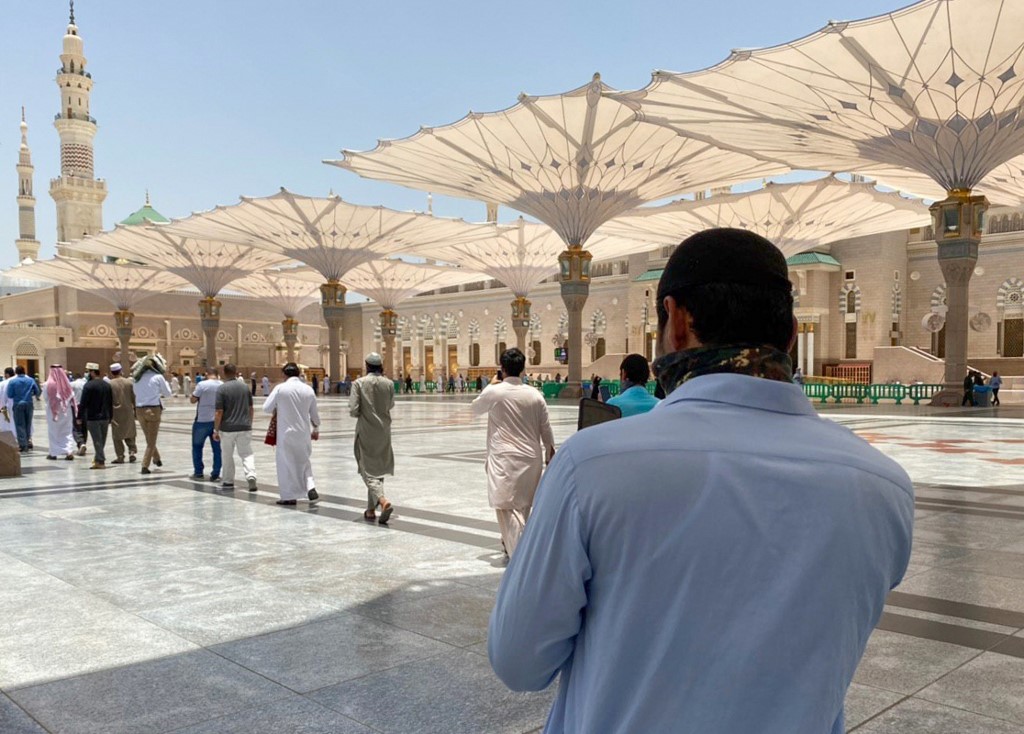 المصلون ملتزمون بالتباعد بعد عودة صلاة الجماعة في السعودية