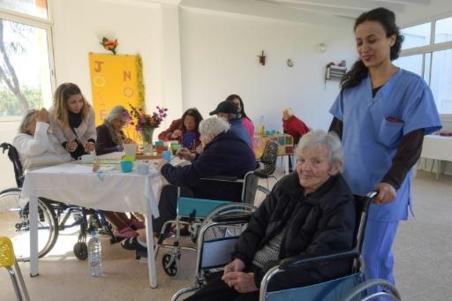 مسنّون أوروبيون داخل مراكز للرعاية في تونس