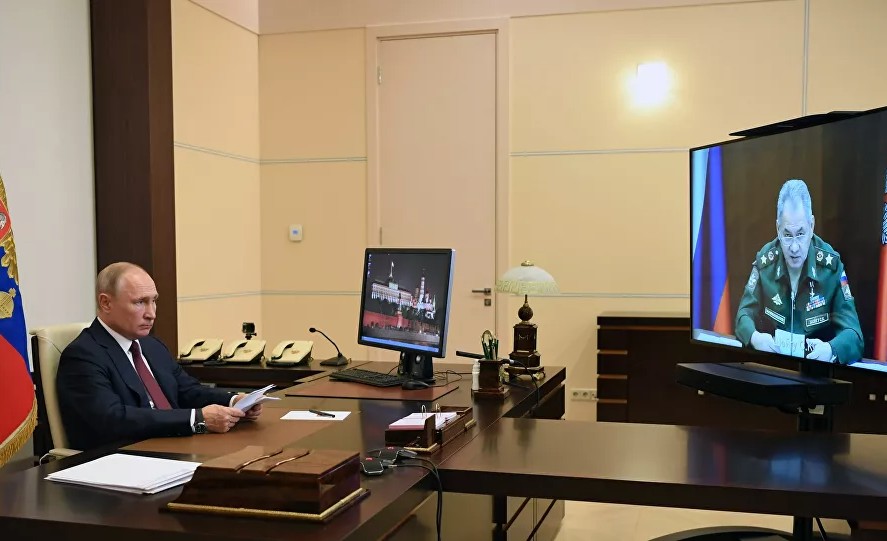بوتين واجتماع مع وزير دفاعه شويغو عبر الانترنت (سبوتنيك)