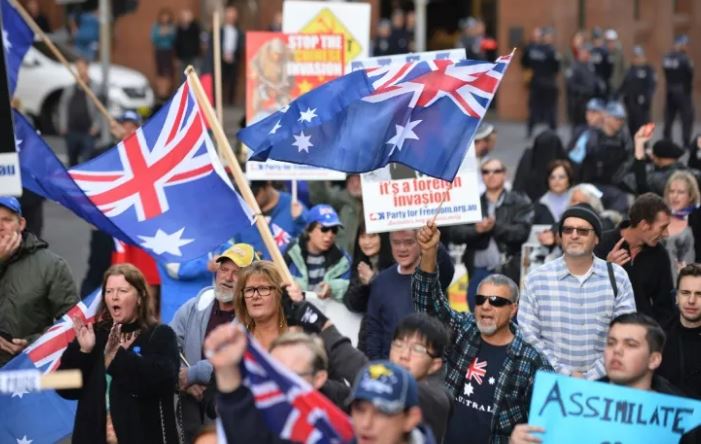 استراليون يتظاهرون احتجاجا على عدم المساواة العرقية