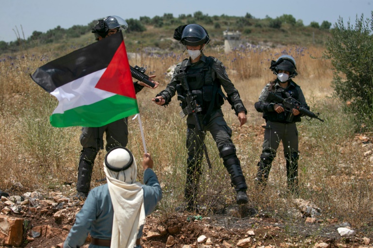 فلسطيني أمام جنود اسرائيليين خلال تظاهرة في مدينة طولكرم في الضفة الغربية المحتلة في 05 حزيران/يونيو 2020