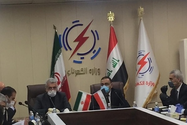 وزير الطاقة الايراني أردكانيان خلال اجتماعه في بغداد مع نظيره العراقي حنتوش