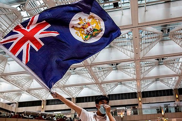 مطالب في هونغ كونغ بحماية بريطانية (أ ف ب)