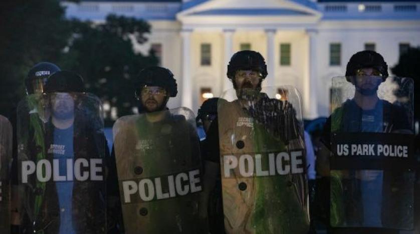 رجال الشرطة أمام البيت الأبيض بعد تصاعد الاحتجاجات على وفاة جورج فلويد (ا.ف.ب)