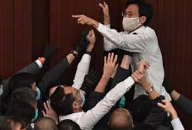 برلمان هونغ كونغ يقر قانونًا يمنع إهانة النشيد الوطني الصيني