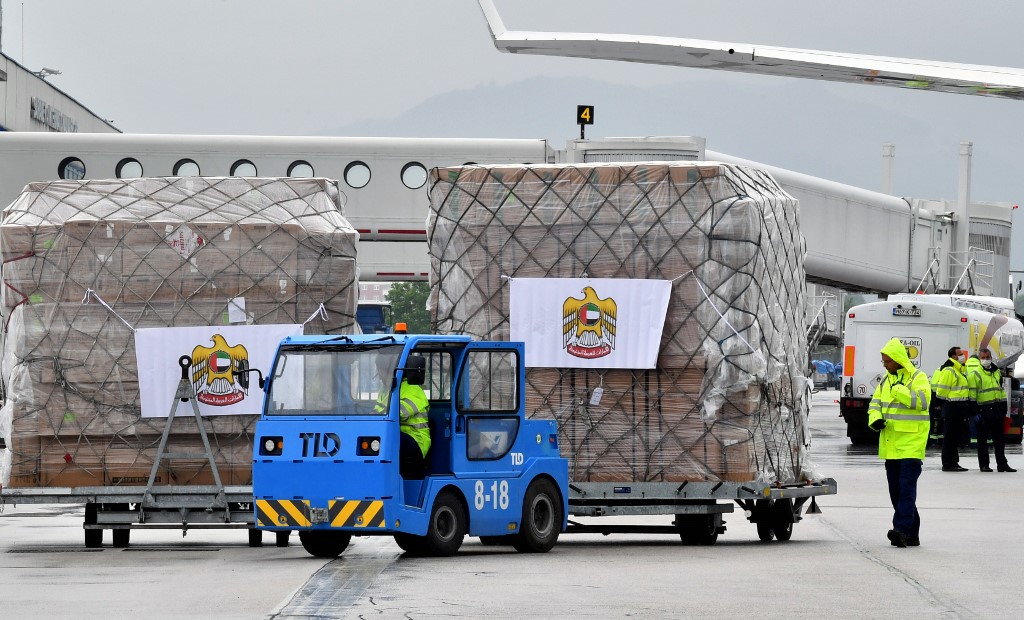 أطنان من المساعدات الإماراتية الطبية للبوسنة - أ ف ب