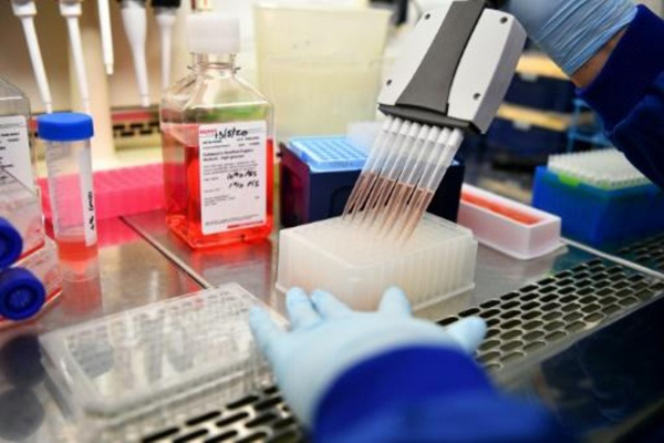 موظف يعمل في مختبر ستابيليتيك في جنوب شرق انكلترا في 15 مايو 2020 حيث يحاول علماء تطوير لقاح لكوفيد-19