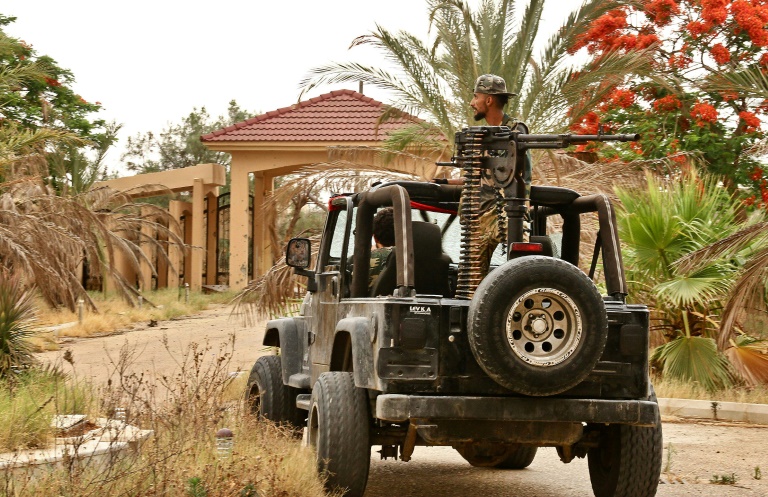 مقاتلون موالون لحكومة الوفاق الوطني في طرابلس خلال اشتباكات مع القوات الموالية للمشير خليفة حفتر في منطقة جنوب العاصمة الليبية طرابلس في 1 حزيران/يونيو 2020.