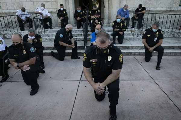 عناصر في الشرطة يركعون على ركبة واحدة في فلوريدا تضامناً مع جورج فلويد