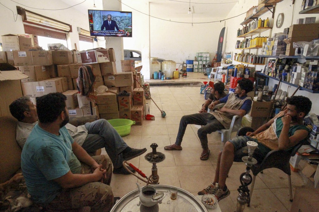 مواطنون ليبيون في بنغازي يتابعون خطاب المشير حفتر عقب لقائه السبت بالرئيس المصري في القاهرة