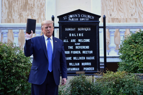 الرئيس الأميركي دونالد ترمب رافعًا الكتاب المقدس أمام كنيسة ساينت جون المجاورة للبيت الأبيض في واشنطن في 1 يونيو 2020