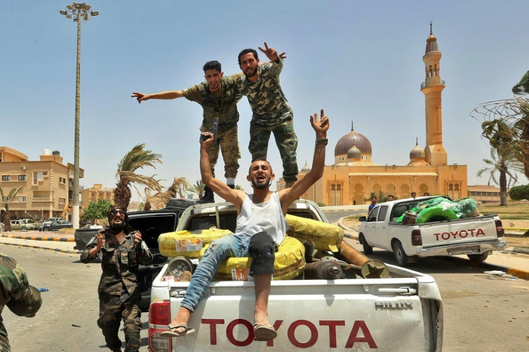 مقاتلون موالون لحكومة الوفاق الوطني يرفعون علامة النصر في 5 حزيران/يونيو 2020 في مدينة ترهونة الواقعة 80 كلم جنوب العاصمة طرابلس عقب سيطرتهم عليها