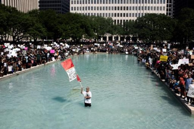 آلاف المشاركين في تكريم ذكرى جورج فلويد في هيوستن بولاية تكساس الأميركية في 2 حزيران/يونيو 2020.