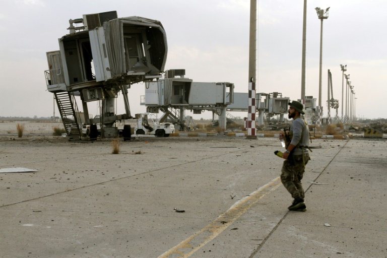 مقاتل موال لحكومة الوفاق الوطني الليبية بعد استعادة مطار طرابلس الدولي