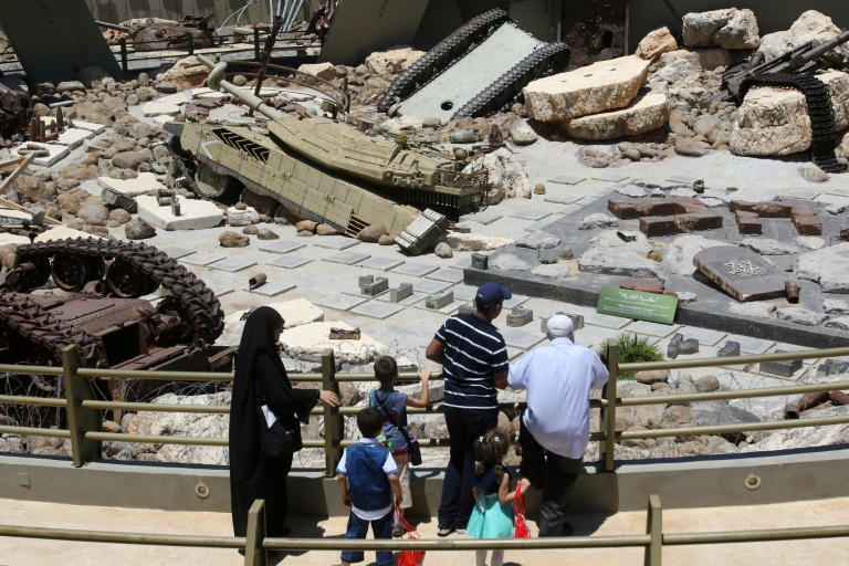 زوار ينظرون إلى حطام دبابة من مخلفات القوات الاسرائيلية في لبنان في 