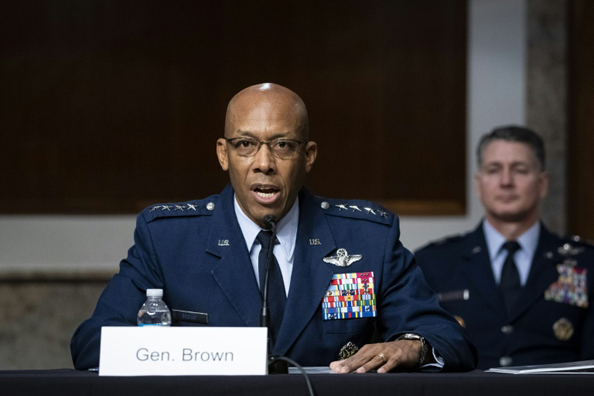  الجنرال تشارلز براون جونيور متحدثًا أمام لجنة القوات المسلحة في مجلس الشيوخ في واشنطن للنظر في تعيينه رئيسًا لأركان سلاح الجو في 7 مايو 2020