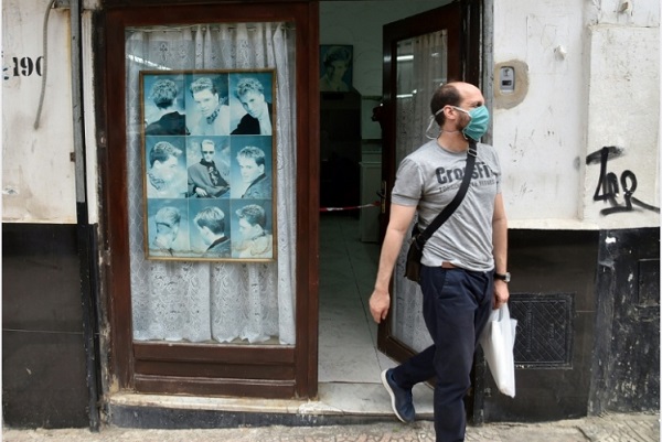 مواطن يغادر محل حلاق في 7 يونيو بالعاصمة الجزائرية