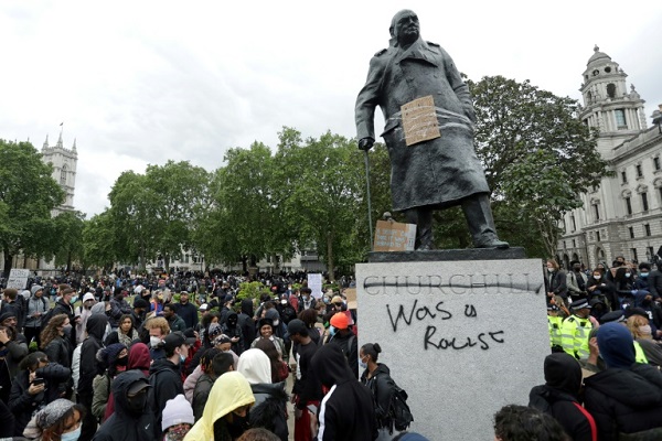 تمثال لرئيس الوزراء البريطاني الأسبق وينستون تشيرشل كتب على قاعدته 