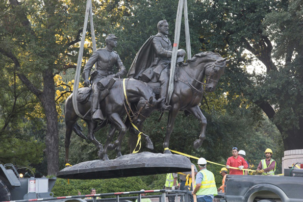  تمثال لجنرالين جنوبيين أثناء إزالته في دالاس في ولاية تكساس في سبتمبر 2017