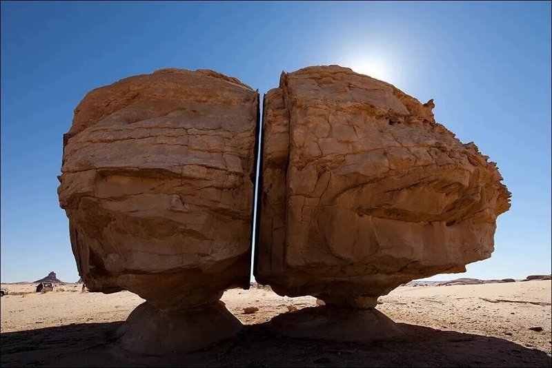 الصخرة المشطورة في محافظة تيماء (تويتر)