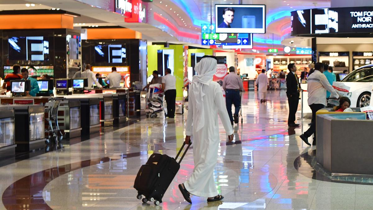 الإمارات ترحب بعودة المقيمين الموجودين في الخارج