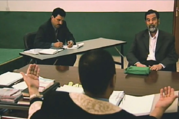 القاضي رائد جوحي خلال التحقيق مع صدام حسين