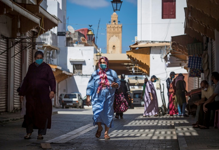 نساء يضعن كمامات في أحد شوارع الرباط في العاشر من حزيران/يونيو 2020