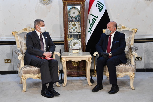 وزير الخارجيّة العراقي فؤاد حسين مجتمعاً مع السفير الأميركي لدى بغداد ماثيو تول