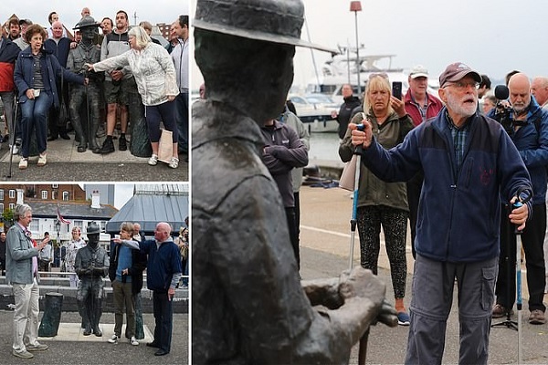 محتجون يرفضون ازالة التمثال البحري لبادن باول 