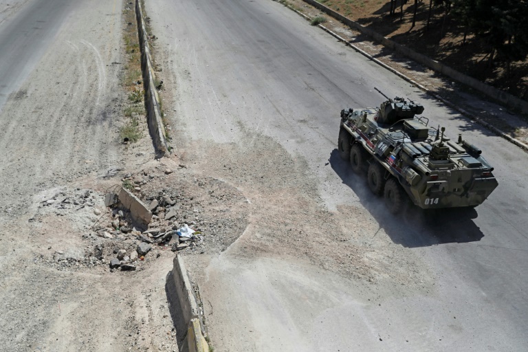 مدرعة روسية تشارك في دورية مشتركة بين روسيا وتركيا قرب أريحا في إدلب