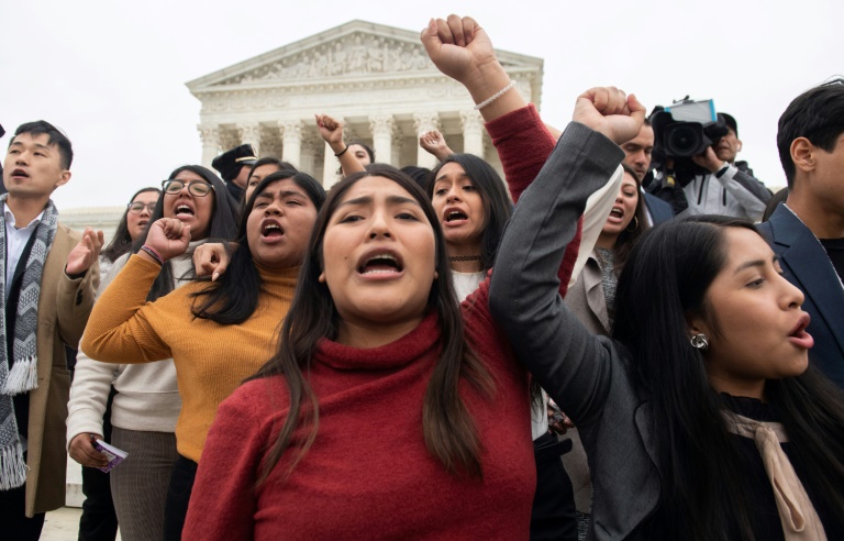 مهاجرون شباب يوم عقد جلسة في المحكمة العليا في نوفمبر 2019 بواشنطن