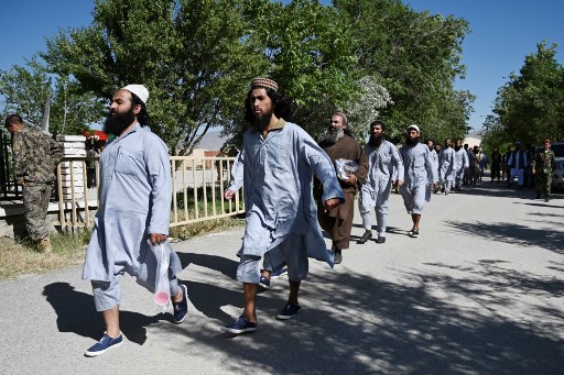 سجناء من طالبان أفرجت عنه الولايات المتحدة في مايو الماضي لحظة خروجهم من سجن باغرام