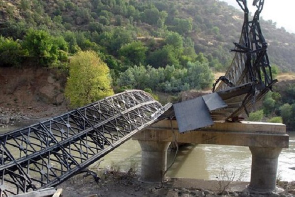 جسر بمحافظة دهوك العراقية الشمالية حطمه القصف التركي