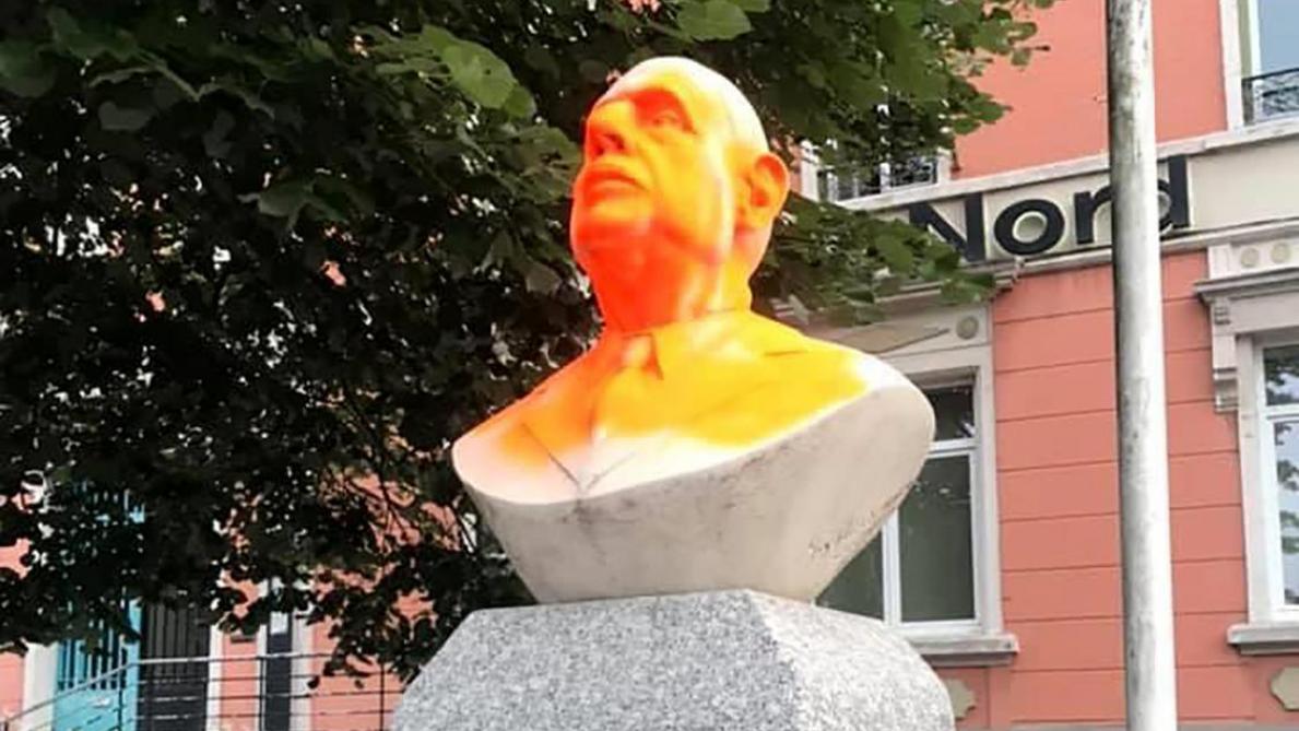 طلاء برتقالي على رأس تمثال شارل ديغول