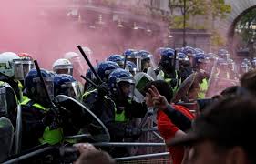 الشرطة البريطانية تعتقل 113 شخصاً بعد أعمال عنف في احتجاجات لندن