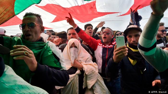 النظام الجزائري يحكم قبضته على المعارضين